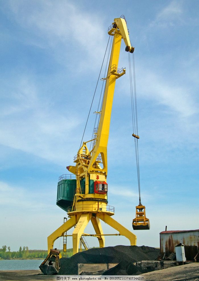 現代碼頭吊車與重型起重設備 高效物流的支柱